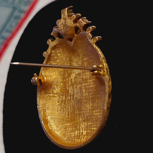 COPY - Victorian Revival Goldtone Cameo Brooch with Faux Pearl and Bright Rhine… - Picture 8 of 12